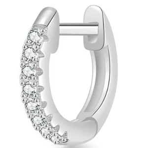 Detailopname van titaniumstalen huggie-oorbel met micro-pavé heldere zirkonia steentjes