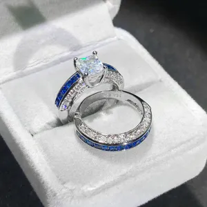 Vista macro detallada del conjunto de anillos de circón cuadrado con detalles de espinela azul