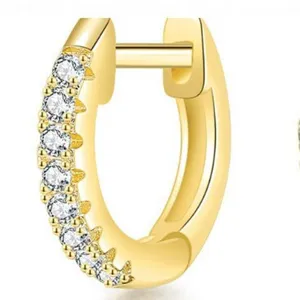 Elegante goudkleurige titanium stalen huggie oorring met micro-geplaveide zirkonia