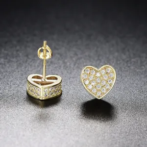 Vista detallada de los pendientes de corazón con circonitas micro-pave y baño de oro
