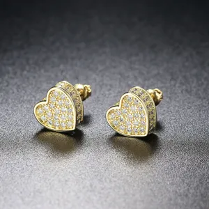Vista detallada de pendientes de corazón bañados en oro con micro-pavé de circonitas.