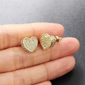 Detalle de pendientes de botón de corazón dorados con circonitas cúbiche pavé brillantes