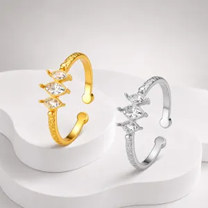 Detailansicht von Gold- und Silbereisenringen mit Marquise-Schliff-Strasssteinen