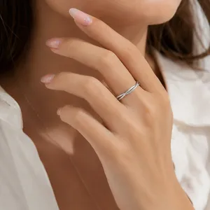 Detailansicht eines minimalistischen doppellagigen gedrehten Edelstahlrings am Finger