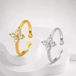 Elegante offene Edelstahlringe mit einem Kristallklee-Design in Gold- und Silberfarben