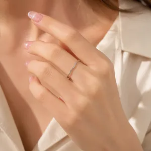 Detailansicht eines minimalistischen, gewundenen Edelstahlrings am Finger einer Frau