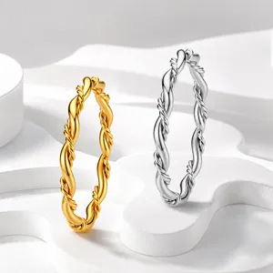 Minimalistischer gedrehter Ring aus Edelstahl in elegantem Gold- und Silber-Finish