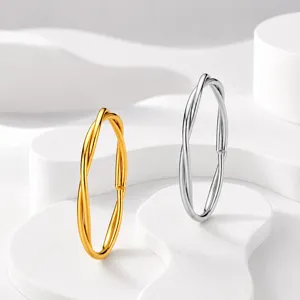 Minimalistische, gedrehte Wickelringe aus Edelstahl in elegantem Gold und Silber