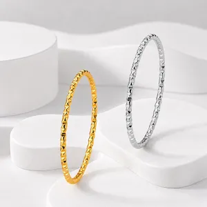 Minimalistische gedrehte strukturierte Ringe aus Edelstahl in Gold und Silber-Optik