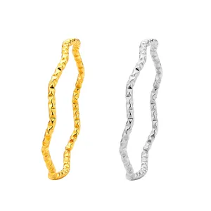 Minimalistische gewellte Drehringe aus Edelstahl in Gold- und Silbervarianten.