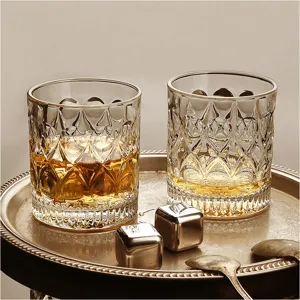 Vintage Kristall Whiskyglas Set mit achteckigem Muster und Metalleiswürfeln für Bar und Haus.