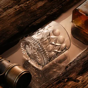 Vintage Kristall Whiskyglas mit achteckigem Schliff, elegantes Retro Bar Glas für Zuhause.
