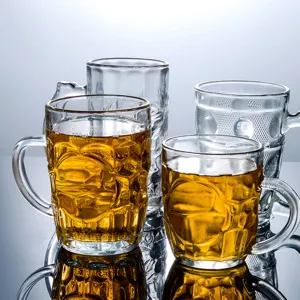 Primer plano de jarras de cerveza de vidrio grueso con asas y patrones sobre superficie reflectante