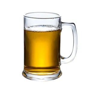 Primer plano detallado de una jarra de cerveza de vidrio grueso con líquido ámbar dorado