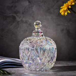 Detaillierte Nahaufnahme des irisierenden Kristallglas-Bonbonglases mit feinen Diamantschliffmustern.