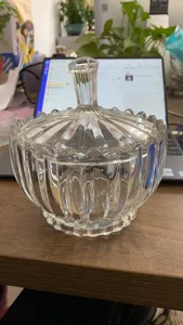 Klarer Glas-Bonbonbehälter mit Deckel, dekorativer gerippter Vorratsbehälter für Küche.