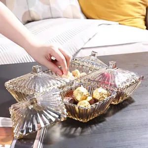 Detailansicht eleganter europäischer quadratischer Glas-Bonbongläser mit Pralineninhalt