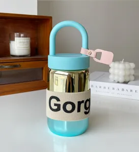 Dettaglio della borraccia in vetro con manico blu e custodia in maglia Gorg
