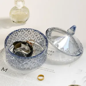 Gros plan détaillé du bocal de stockage en verre bleu avec couvercle à motifs et décors.