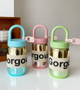 Set di tre bottiglie d'acqua in vetro sfumato con manici eleganti e fodere in maglia