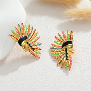 Detailweergave van de kleurrijke indianenkop oorknopjes met emaille en 18 karaat gouden afwerking.