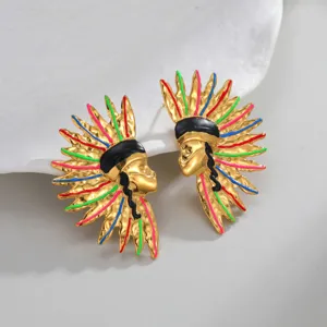 Artistieke Native American chief oorbellen met kleurrijk emaille in gouden afwerking.