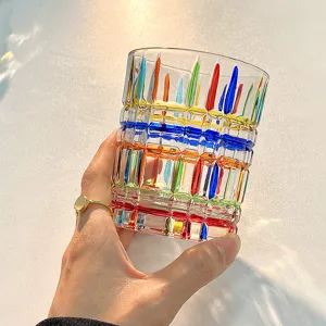 Tazza da whisky in vetro colorato dipinto a mano, vista dettagliata dal design artistico.
