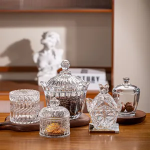 Detailansicht von klaren Glasbonbongläsern mit Deckel, retro geprägte Vorratsdosen.