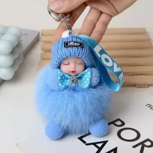 Llavero de muñeca dormida esponjosa con pompón azul, gorro de punto y cinta decorativa Love.