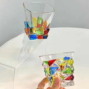 Tazza da whisky in vetro di cristallo colorato fatto a mano con design a mosaico, dettaglio.