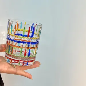 Bicchiere da whisky colorato dipinto a mano, design a griglia unico per belle bevande.