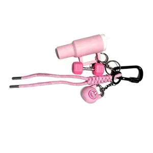Mini porte-clés fitness rose avec gobelet de sport et haltère pour sac à la mode.