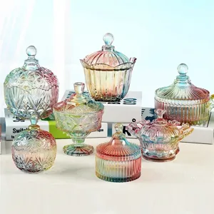 Dekorative Bonbonieren aus farbigem Kristallglas mit Deckel im Retro-Design für Zuhause.