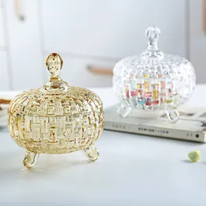 Détail de bonbonnière en verre cristal, coupe de fruit européenne ambrée avec couvercle.