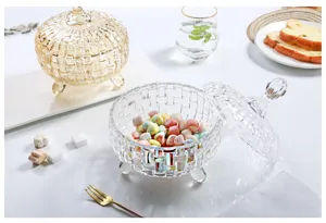 Détail du pot à bonbons en verre, bol à fruits texturé tressé avec couvercle transparent.