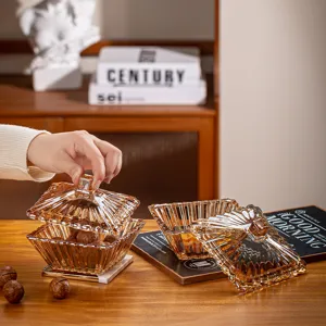 Elegantes bernsteinfarbenes quadratisches Glas-Bonbonglas mit Deckel für Geschenke