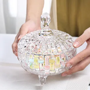Bonbonnière en verre cristal transparent avec couvercle, design élégant pour salon.