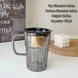 Detailansicht des rauchgrauen Glas-Strohbechers mit Bärenlogo und 400ml Fassungsvermögen