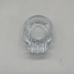 Dettaglio posacenere teschio in vetro trasparente, design creativo ideale per ufficio e casa.