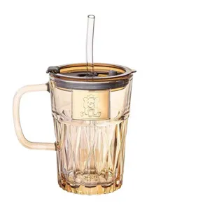 Bernsteinfarbener Glasbecher mit Strohhalm und Diamantstruktur für Kaffee und Tee