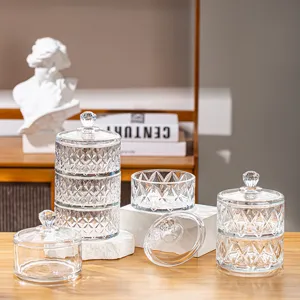 Makroansicht von klaren Kristallglasdosen mit elegantem Diamantschliff und Deckeln