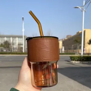 Tazza da caffè in vetro ambrato resistente al calore con custodia in pelle marrone e cannuccia