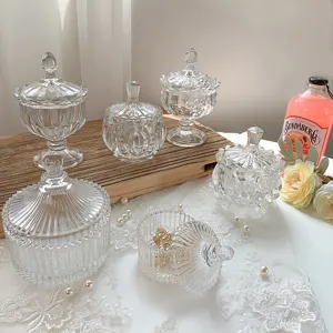 Transparant reliëf glas opbergpot detail, vintage snoepcontainer met fijne textuurdisplay.