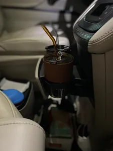 Elegante tazza da caffè in vetro resistente al calore con custodia in pelle in auto