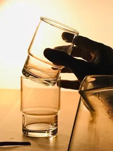 Dettaglio ravvicinato di bicchieri impilabili resistenti al calore con luce calda