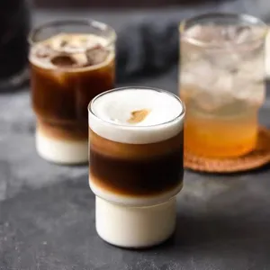 Dettaglio di un bicchiere impilabile resistente al calore con caffè stratificato