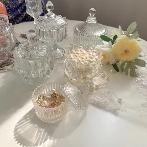 Vintage in reliëf gemaakte glazen voorraadpot, retro snoeppot en sieradendoos voor thuisdecoratie.
