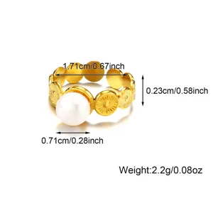 Detaillierte Ansicht des vergoldeten Edelstahlrings mit Perle und eingravierter Sonne.