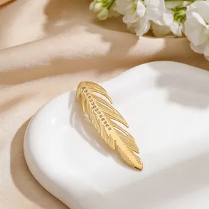 Elegant 18k gold plated stainless steel feather brooch with sparkling rhinestones