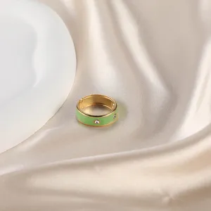 Eleganter Vintage Ring mit hellgrünem Emaille Goldüberzug und kleinen Zirkoniasteinen